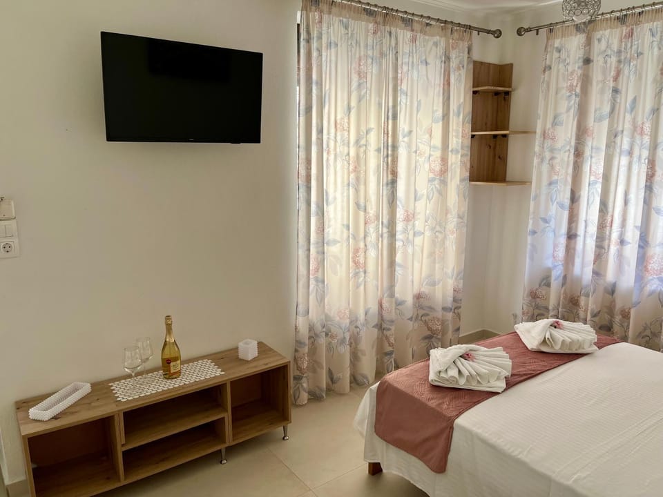 Bed, TV and multimedia, Bedroom, towels
