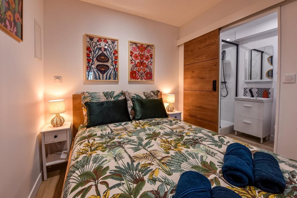 Bed, Bathroom, Photo of the whole room, Bedroom, towels