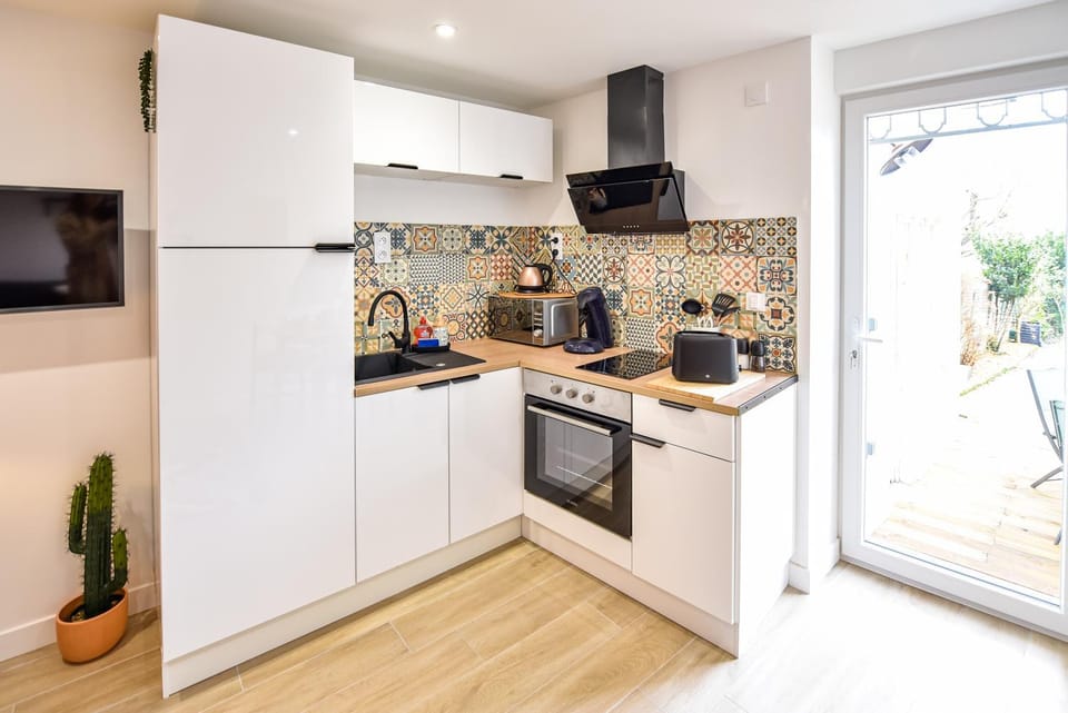 TV and multimedia, Coffee/tea facilities, Kitchen or kitchenette, microwave, oven, stove, toaster