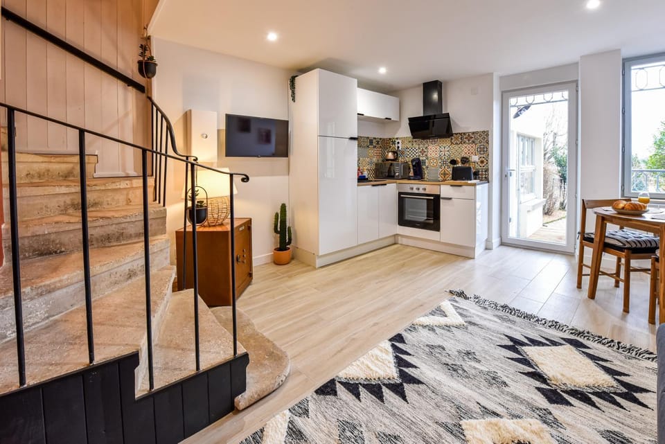 Garden, TV and multimedia, Coffee/tea facilities, Kitchen or kitchenette, Dining area, Garden view, microwave, oven, stove