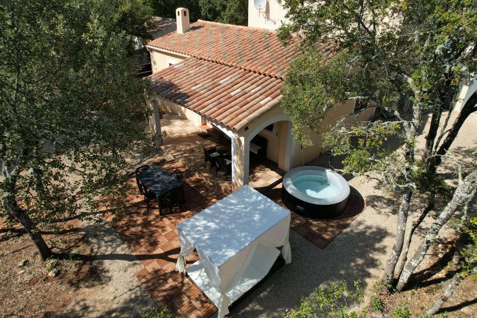 Property building, Day, Natural landscape, Garden, Spa and wellness centre/facilities, Dining area, Garden view, Area and facilities, Meals