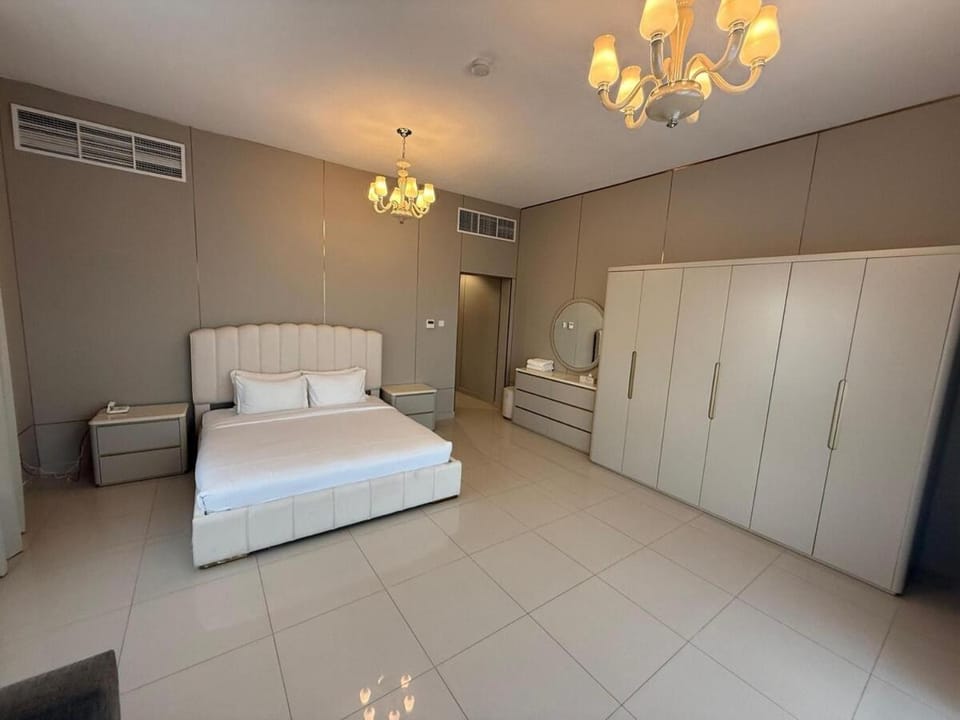 4BR Luxury Retreat & Prvt Pool Villa in Sharjah