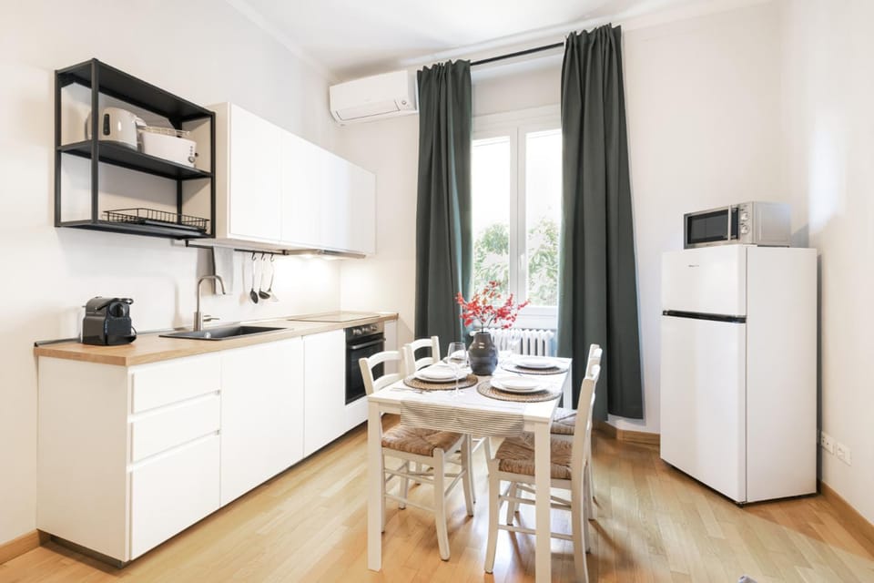 Kitchen or kitchenette, Dining area, stove