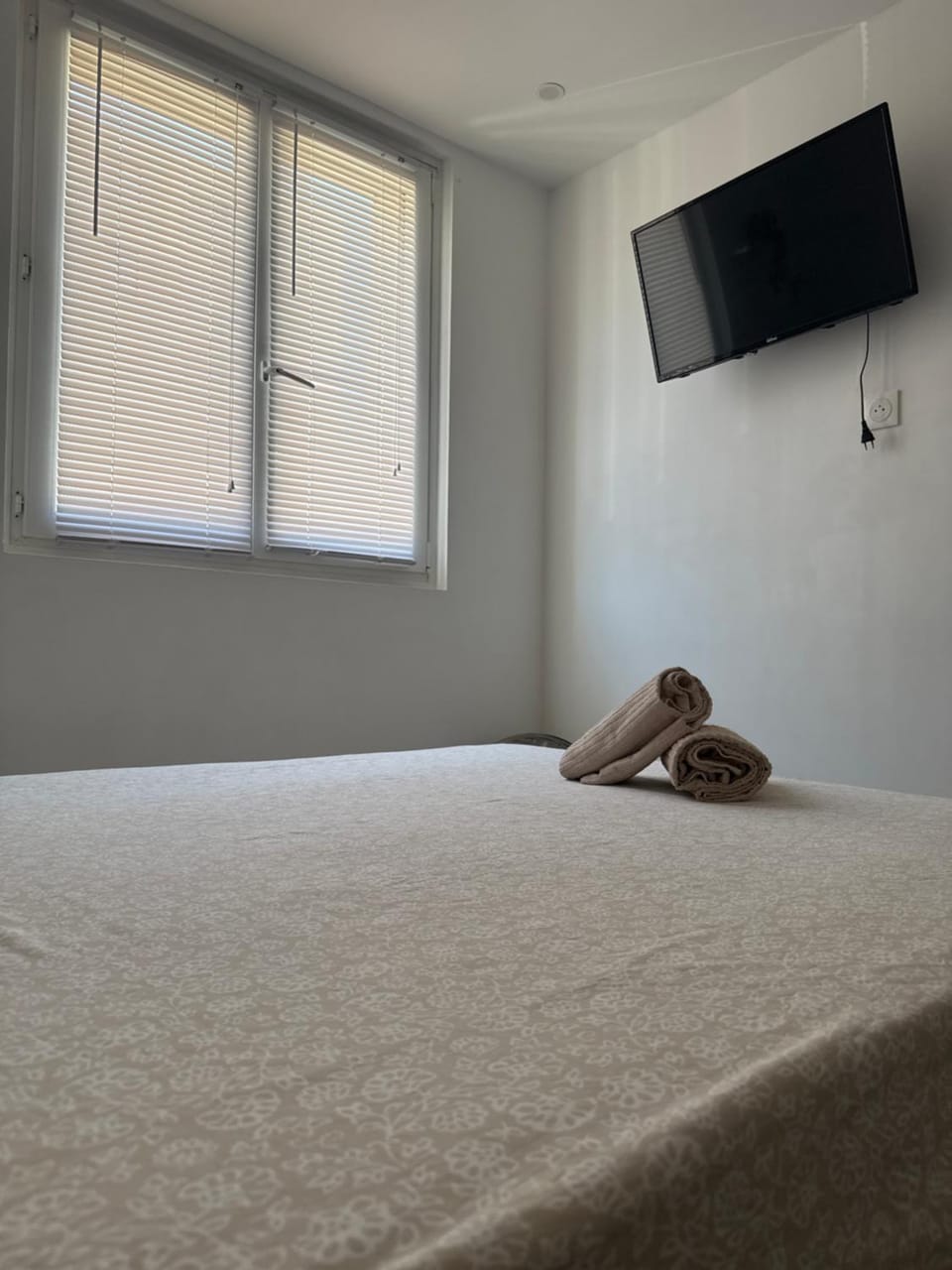 Location in private security residence with free parking, 6 min to Nice center, 1 min for all transports available Vacation rental in Nice