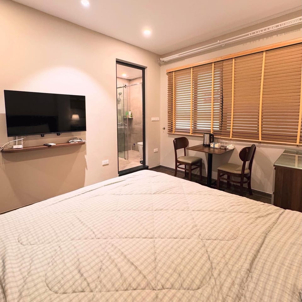 Bed, TV and multimedia, Photo of the whole room, Seating area, Bedroom