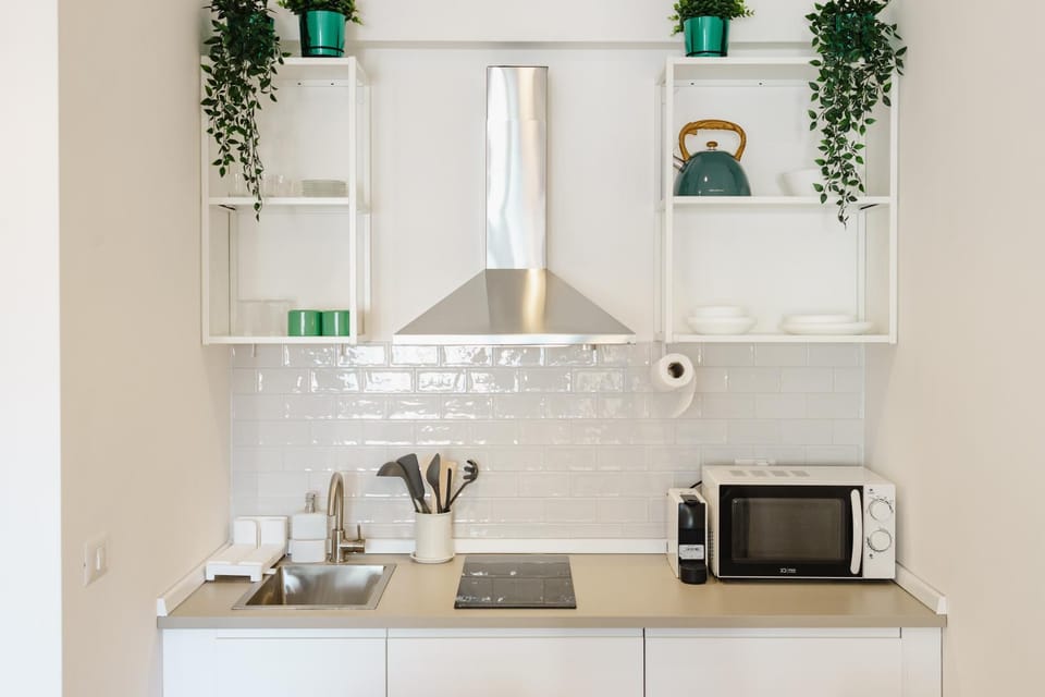 Coffee/tea facilities, Kitchen or kitchenette, microwave, stove
