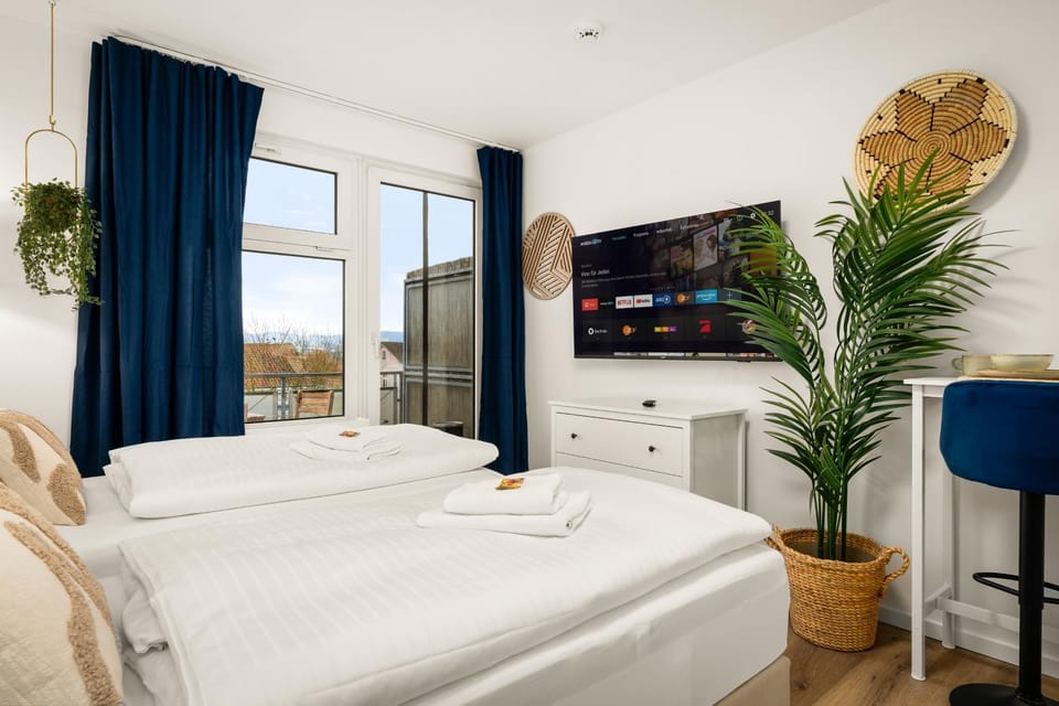 Bed, TV and multimedia, View (from property/room), Balcony/Terrace, Photo of the whole room, Dining area, Bedroom, towels