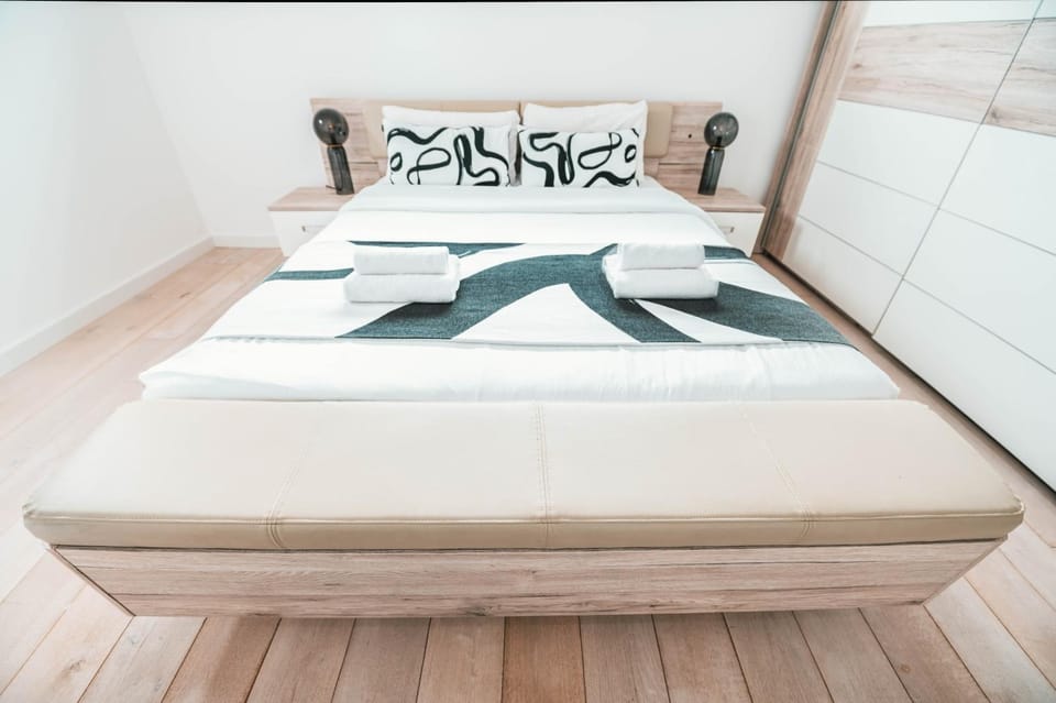 Bed, Photo of the whole room, Bedroom, towels