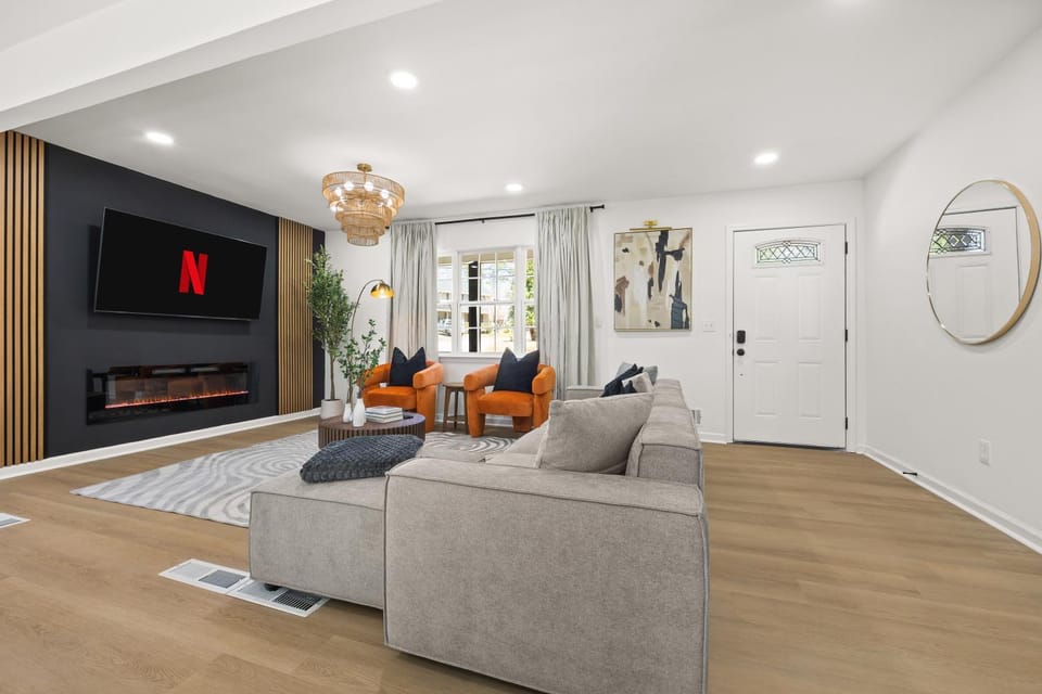 TV and multimedia, Living room, Seating area, Evening entertainment
