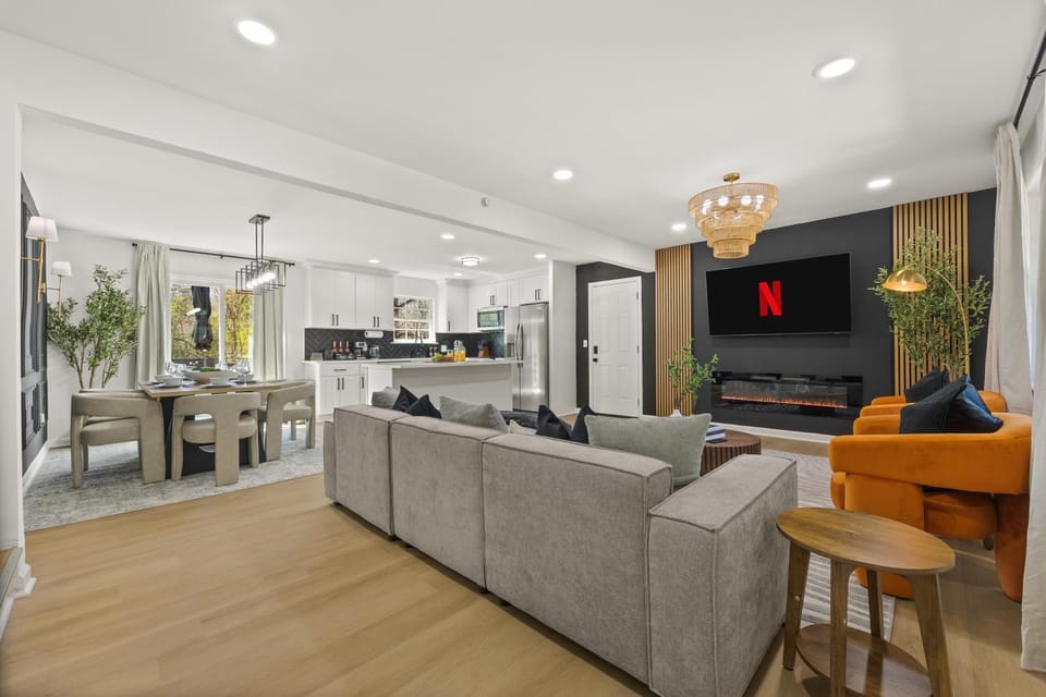 TV and multimedia, Living room, Seating area, Evening entertainment