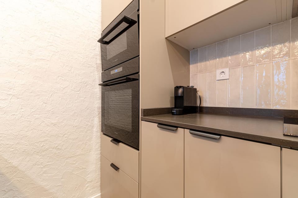 Coffee/tea facilities, Kitchen or kitchenette, microwave, oven, stove