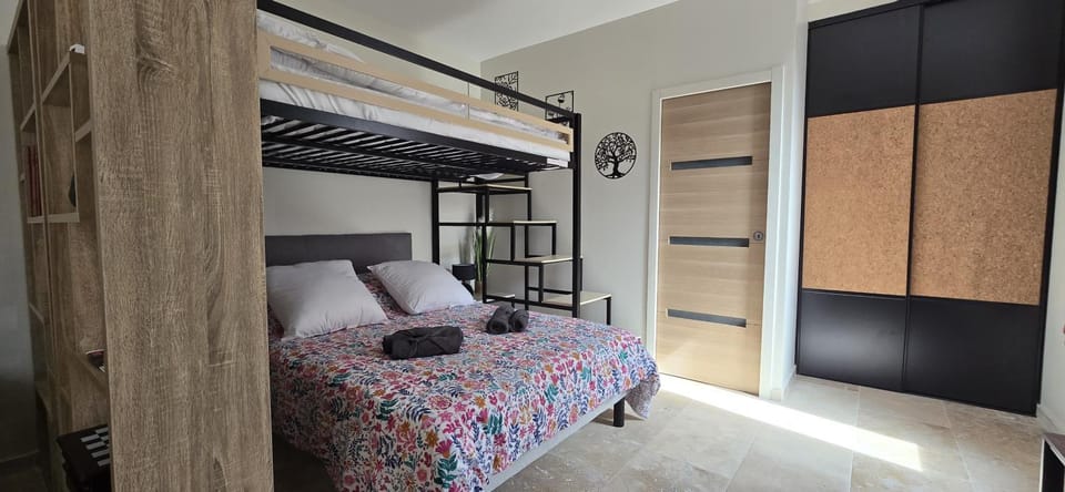 Bedroom, bunk bed