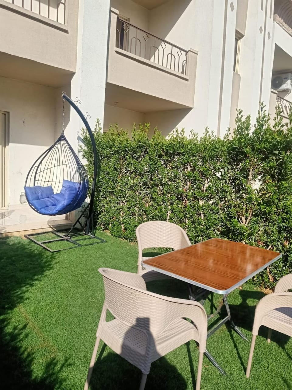 Property building, Patio, Spring, Day, Garden, View (from property/room), Balcony/Terrace, Seating area, Dining area, Garden view, sunbed