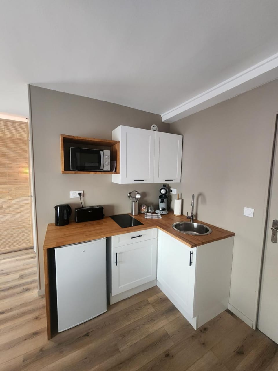 Coffee/tea facilities, stove, toaster
