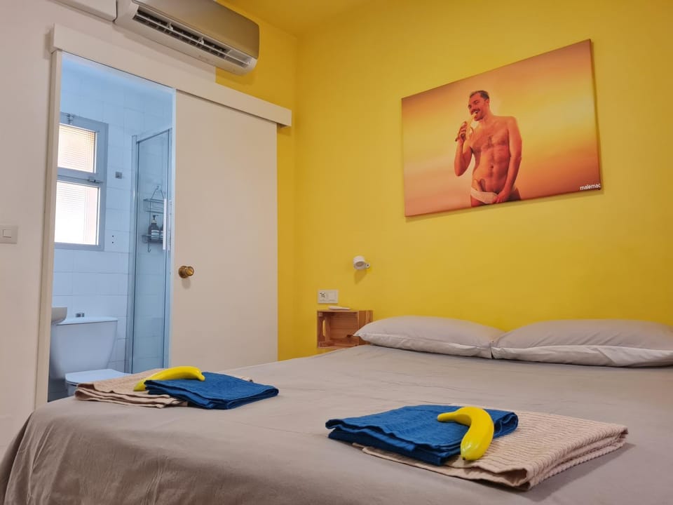 Photo of the whole room, Bedroom