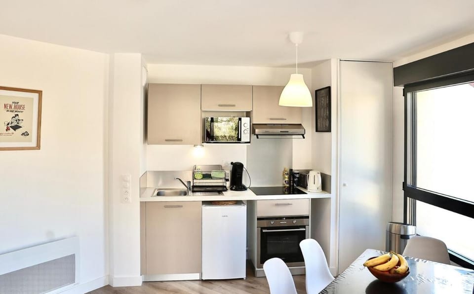 Coffee/tea facilities, Kitchen or kitchenette, Living room, Seating area, Dining area, furniture, heating, microwave, oven, storage, stove, toaster