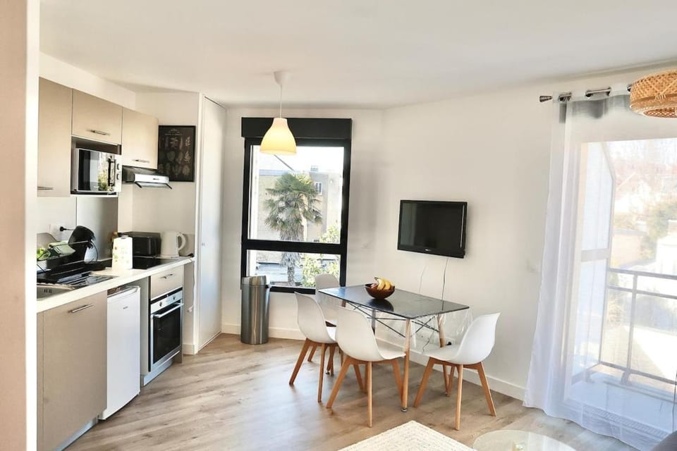 Coffee/tea facilities, Balcony/Terrace, Kitchen or kitchenette, Living room, Seating area, Dining area, furniture, heating, oven, storage, stove, toaster