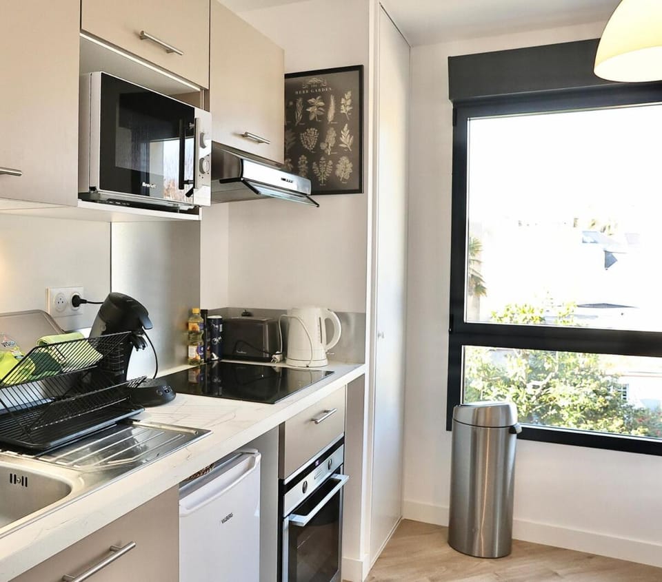 Coffee/tea facilities, Kitchen or kitchenette, furniture, heating, microwave, oven, storage, stove, toaster