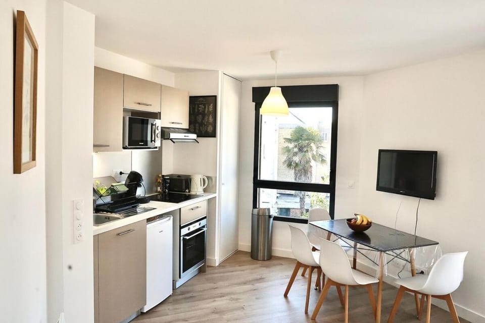 Coffee/tea facilities, Kitchen or kitchenette, Living room, Seating area, Dining area, furniture, heating, microwave, oven, storage, stove, toaster, kitchen