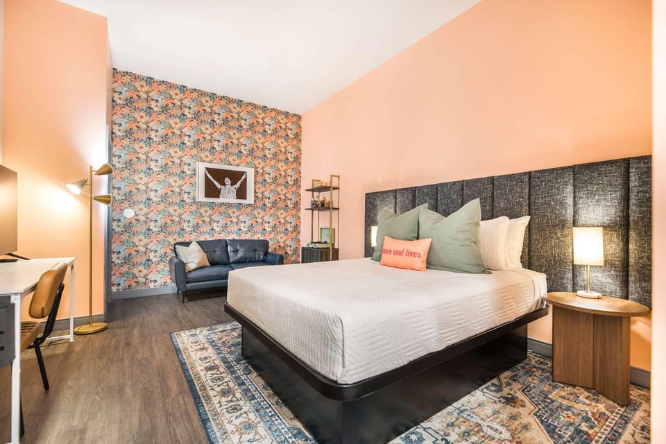 Cozy and Vibrant Studio Stay - Walk Score 72 Apartment in Macon