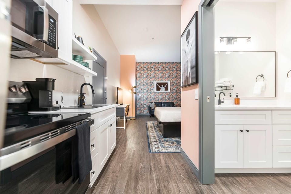 Cozy and Vibrant Studio Stay - Walk Score 72 Apartment in Macon