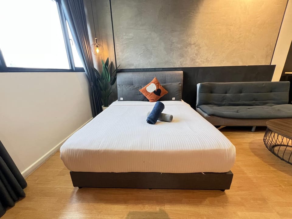 Bed, Seating area