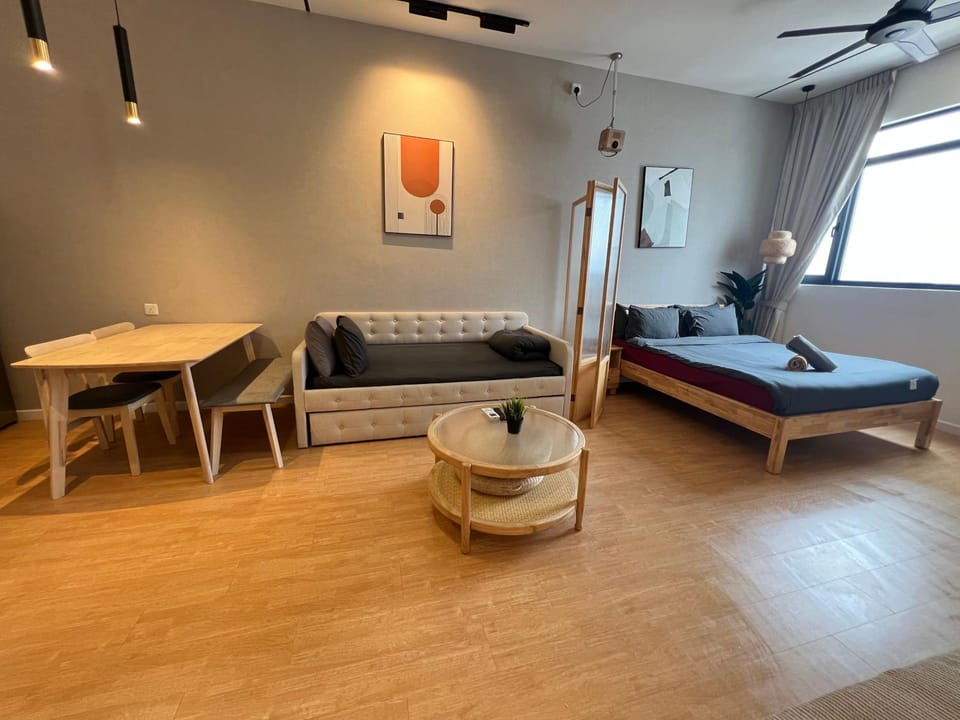 Bed, Seating area, Bedroom