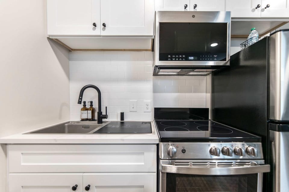 Spacious Family Suite Near Cherry St - Sleeps 6! Apartment in Macon