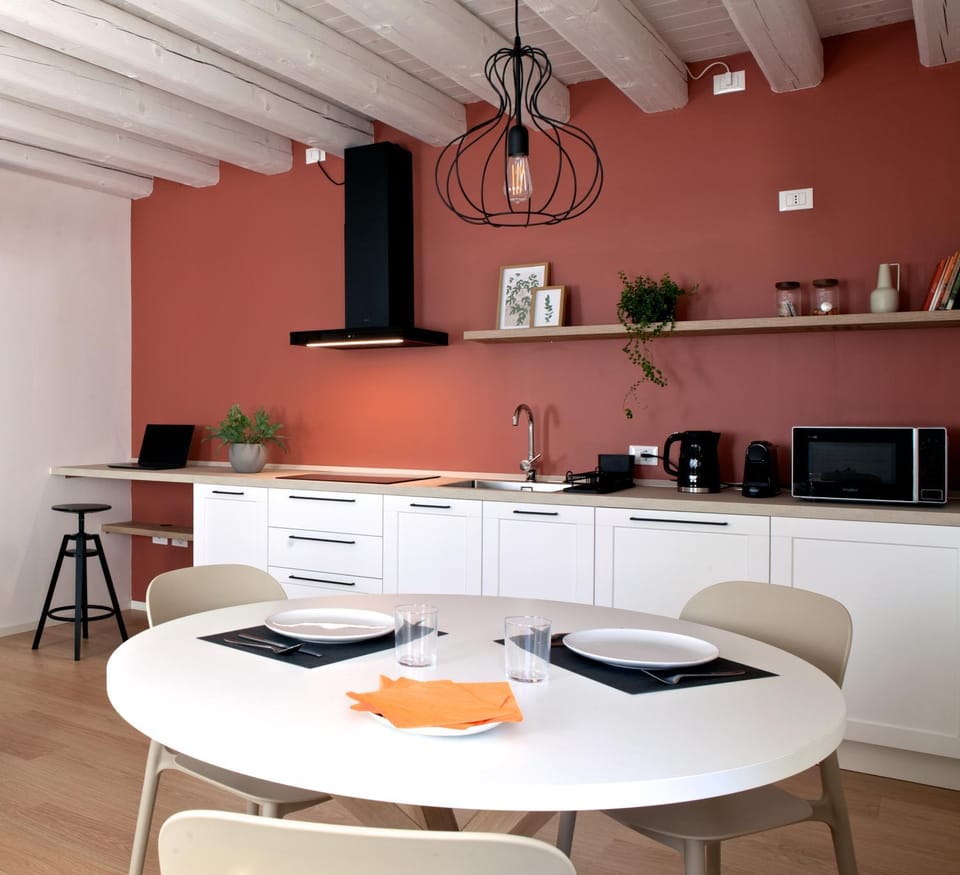 Kitchen or kitchenette, Dining area