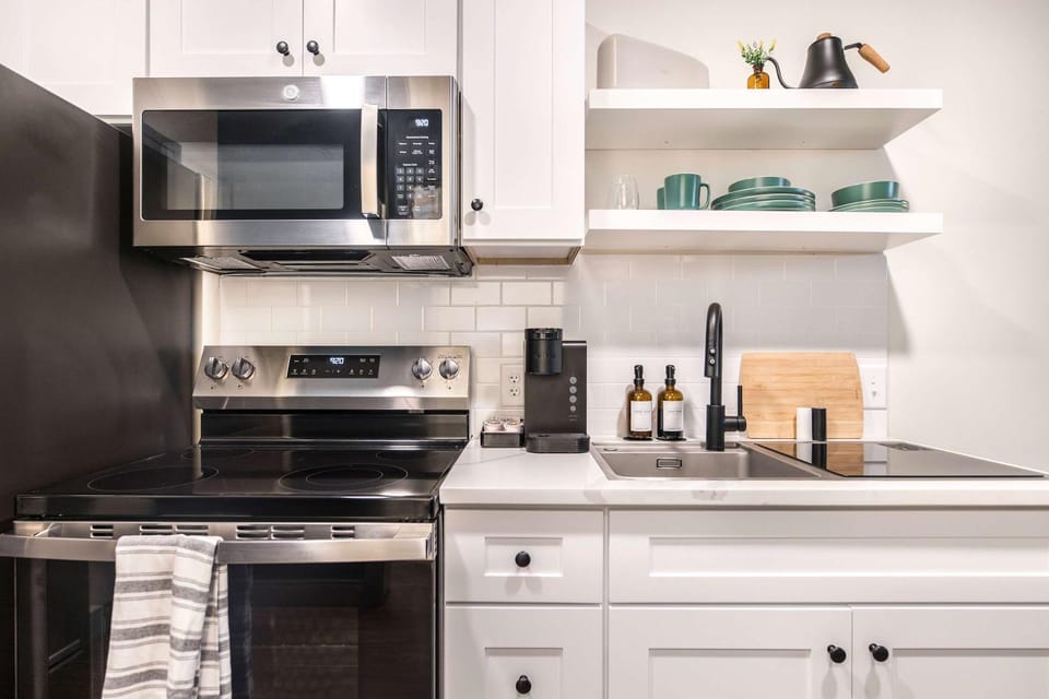 Elegant & Timeless Stay - Walk Score 72 Apartment in Macon