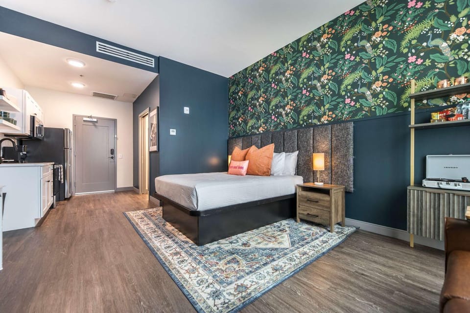 Glam and Bold Inspired Stay - Walk Score 72 Apartment in Macon