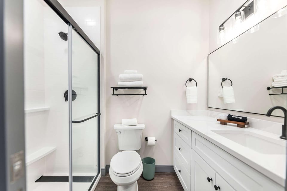 Bold & Bright Stay Near Cherry St - Walk Score 72 Apartment in Macon