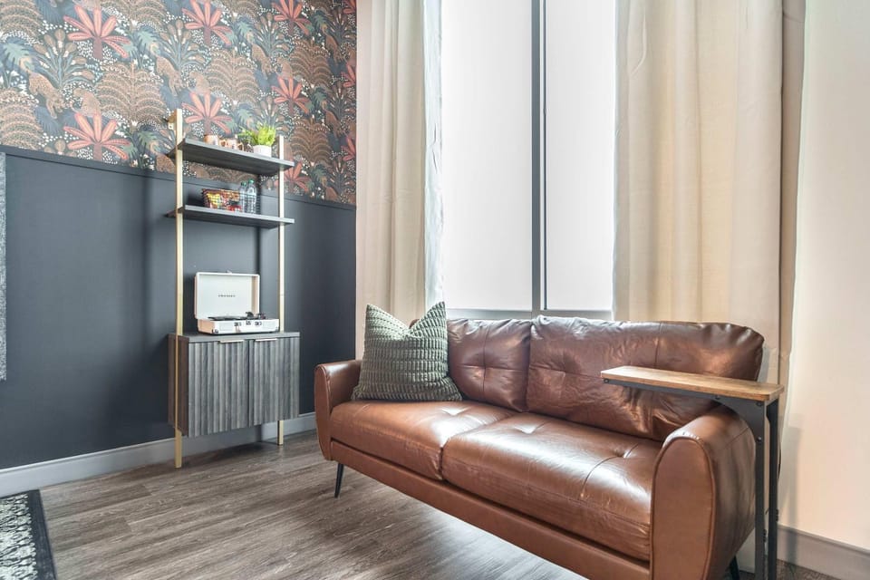 Bold & Bright Stay Near Cherry St - Walk Score 72 Apartment in Macon