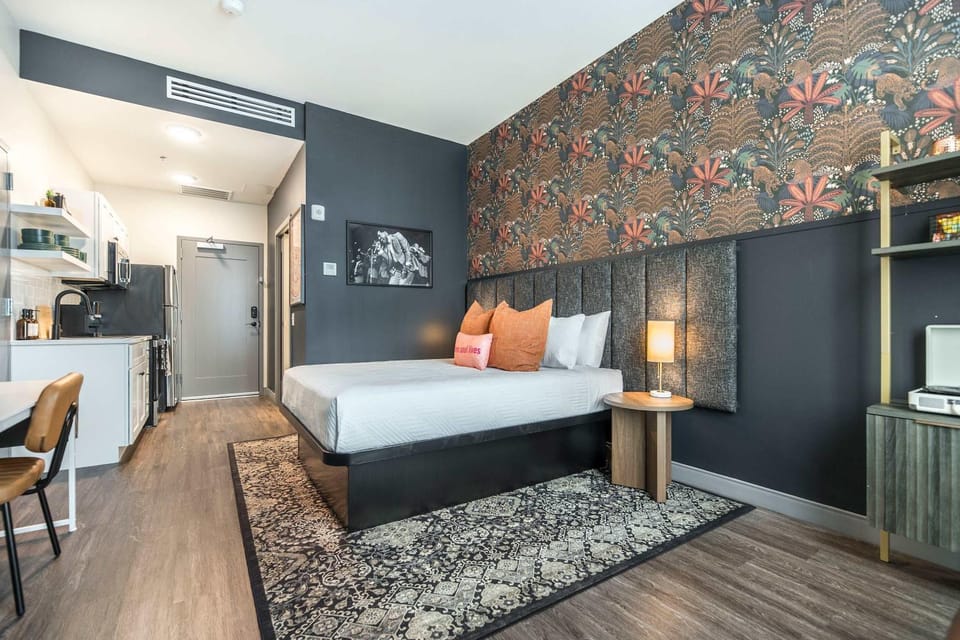 Bold & Bright Stay Near Cherry St - Walk Score 72 Apartment in Macon