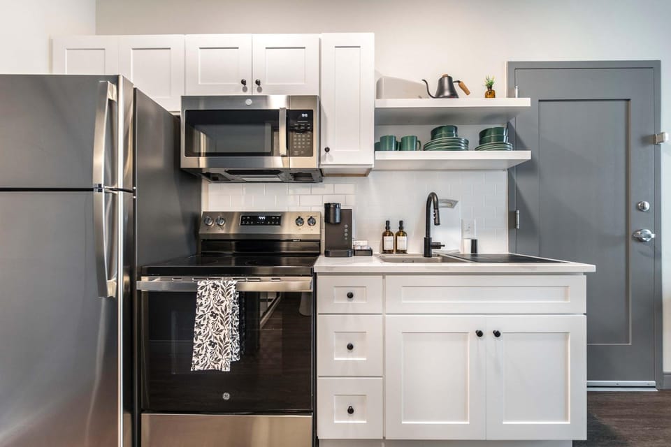 Stylish & Modern Stay Next to Capricorn Studios Apartment in Macon