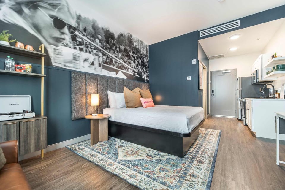 Stylish & Modern Stay Next to Capricorn Studios Apartment in Macon