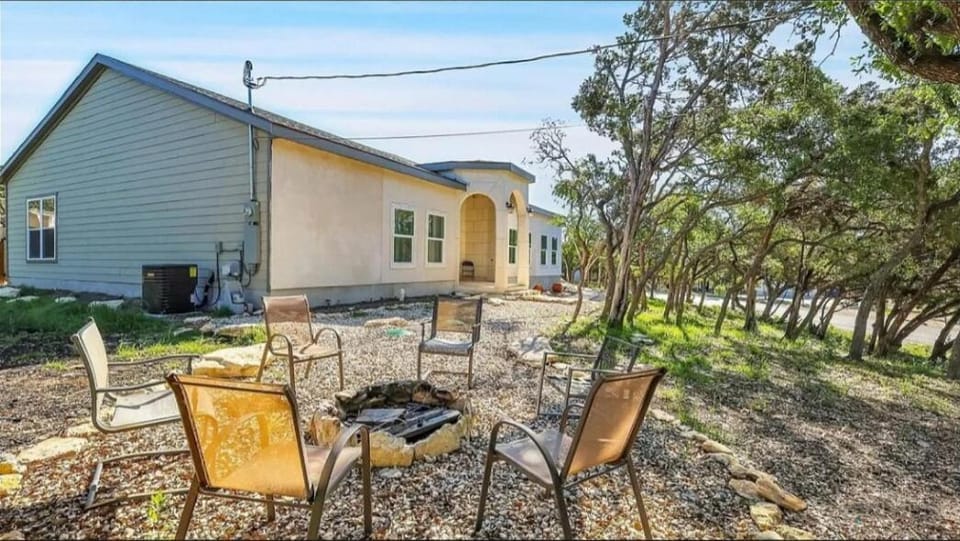 Cheerful Lakeside Retreat-Just Minutes to the lake Villa in Canyon Lake