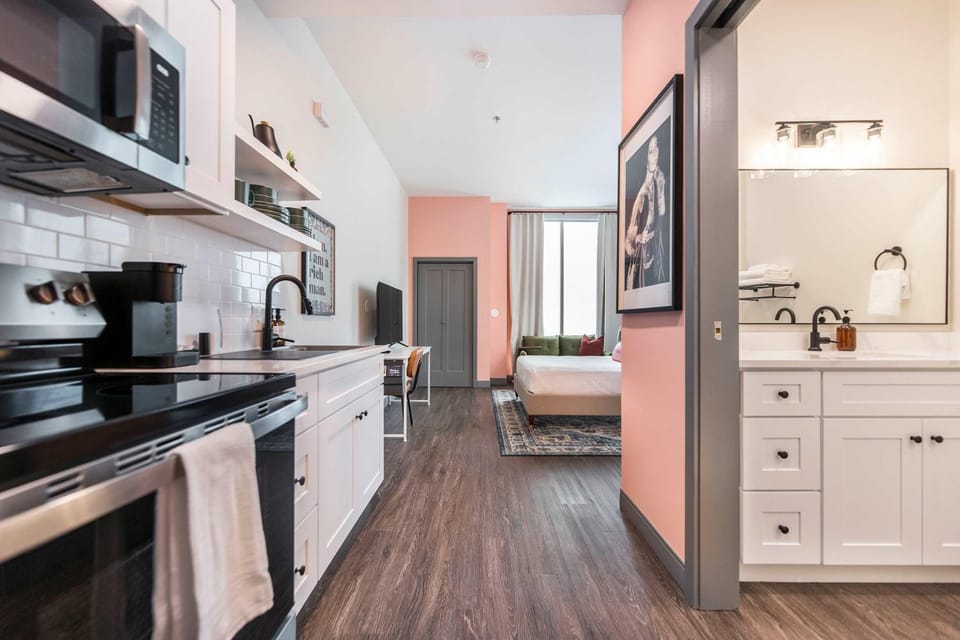 Stylish and Bright Stay Next to Capricorn Studios Apartment in Macon