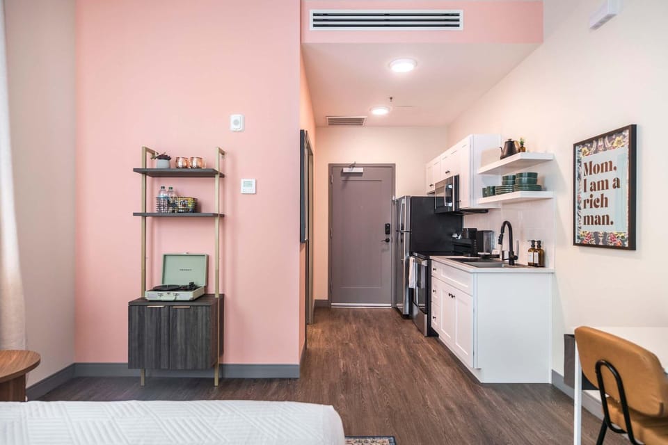 Stylish and Bright Stay Next to Capricorn Studios Apartment in Macon