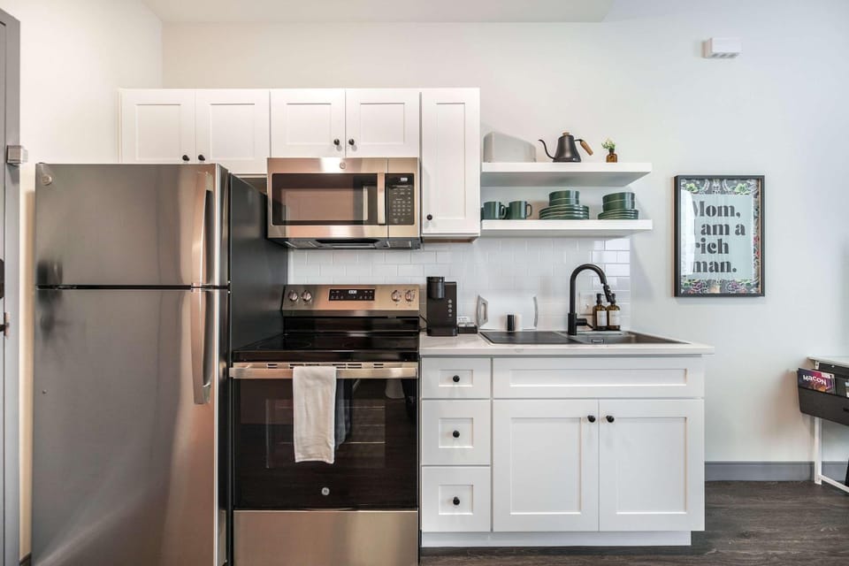Stylish and Bright Stay Next to Capricorn Studios Apartment in Macon