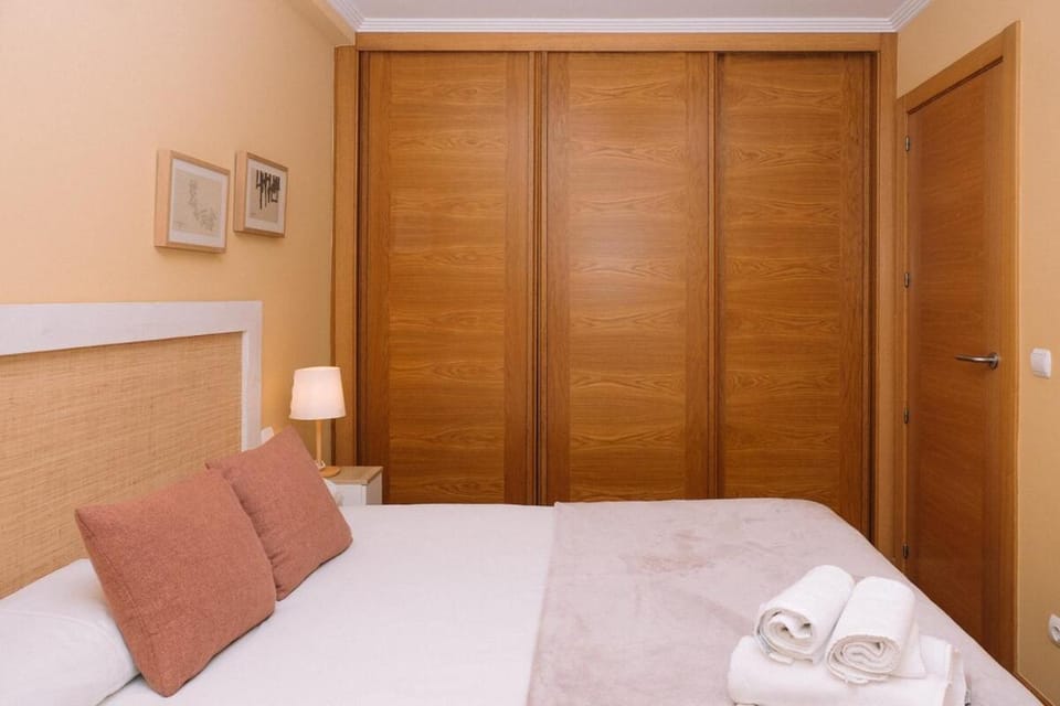 Cómodo luminoso y céntrico by CABANA Rentals Apartment in Vigo