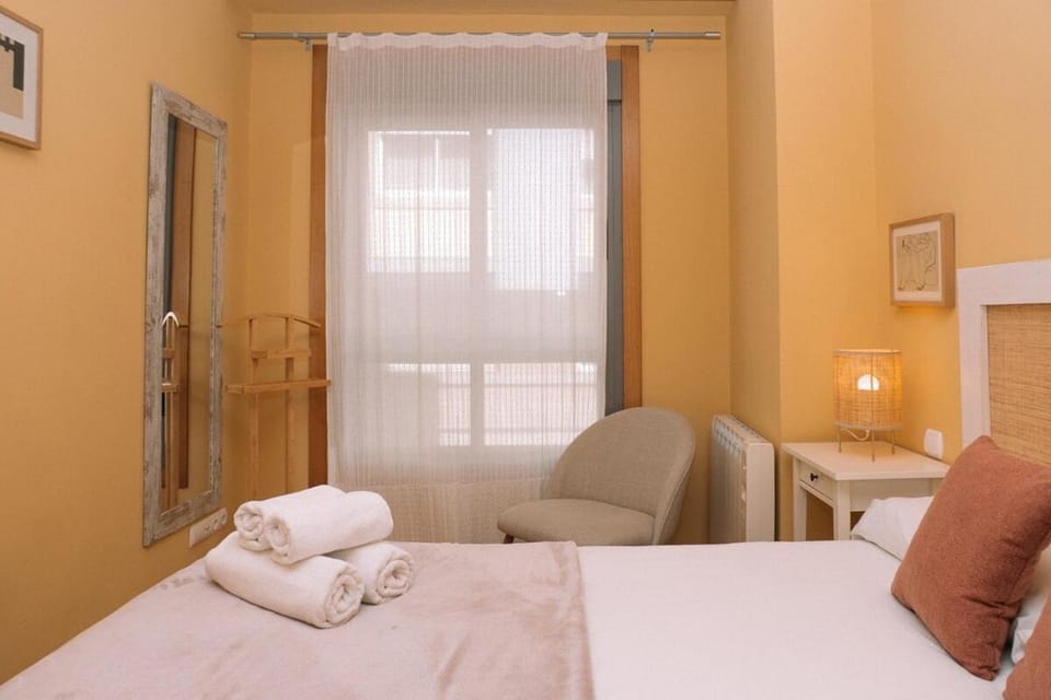 Cómodo luminoso y céntrico by CABANA Rentals Apartment in Vigo