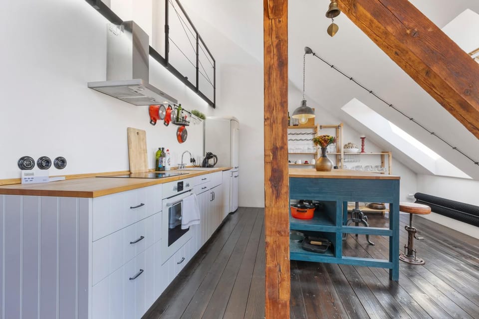 Kitchen or kitchenette, dishwasher, stove