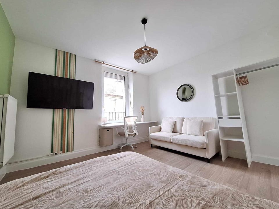 Bed, TV and multimedia, Photo of the whole room, Seating area, Bedroom