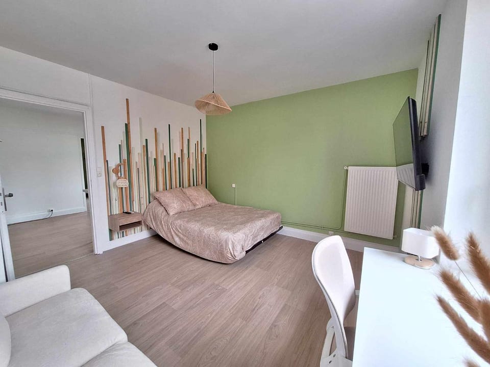 Bed, TV and multimedia, Photo of the whole room, Bedroom