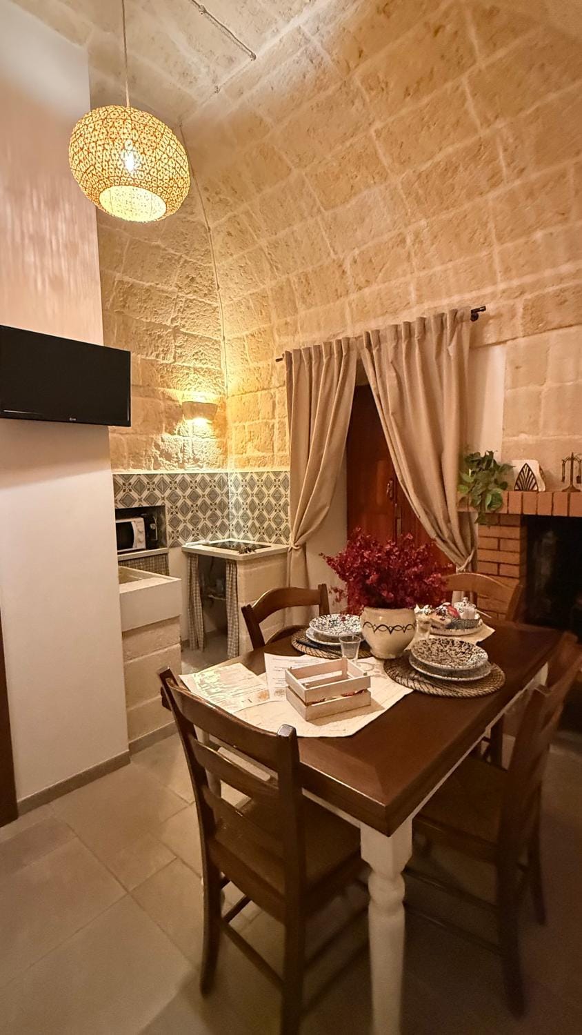 Kitchen or kitchenette, Dining area, stove
