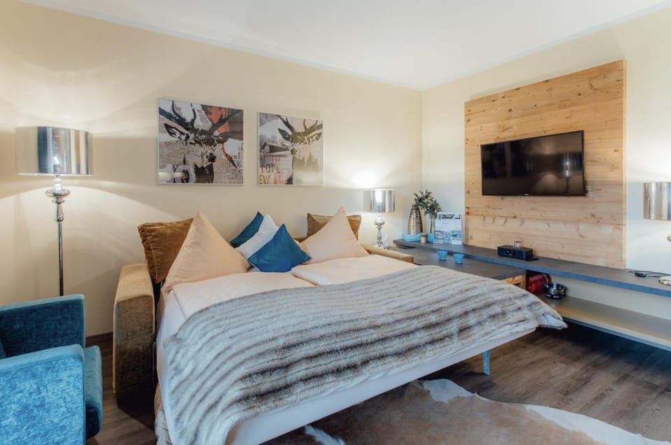 Bed, TV and multimedia, Living room