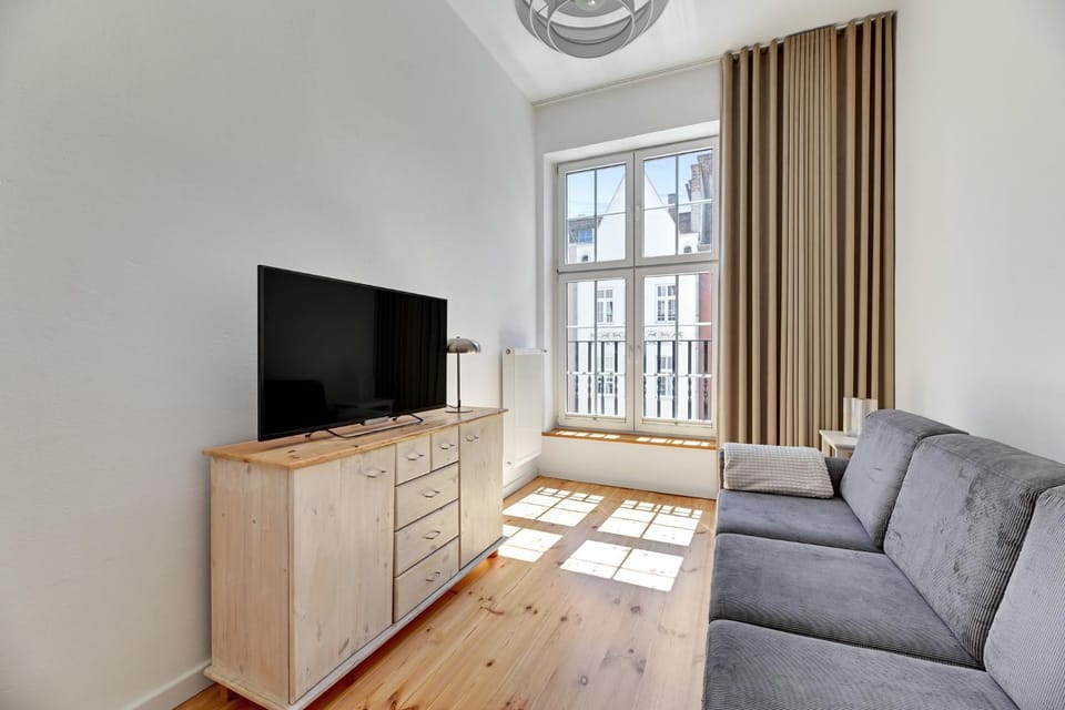 TV and multimedia, Living room, Seating area, Evening entertainment