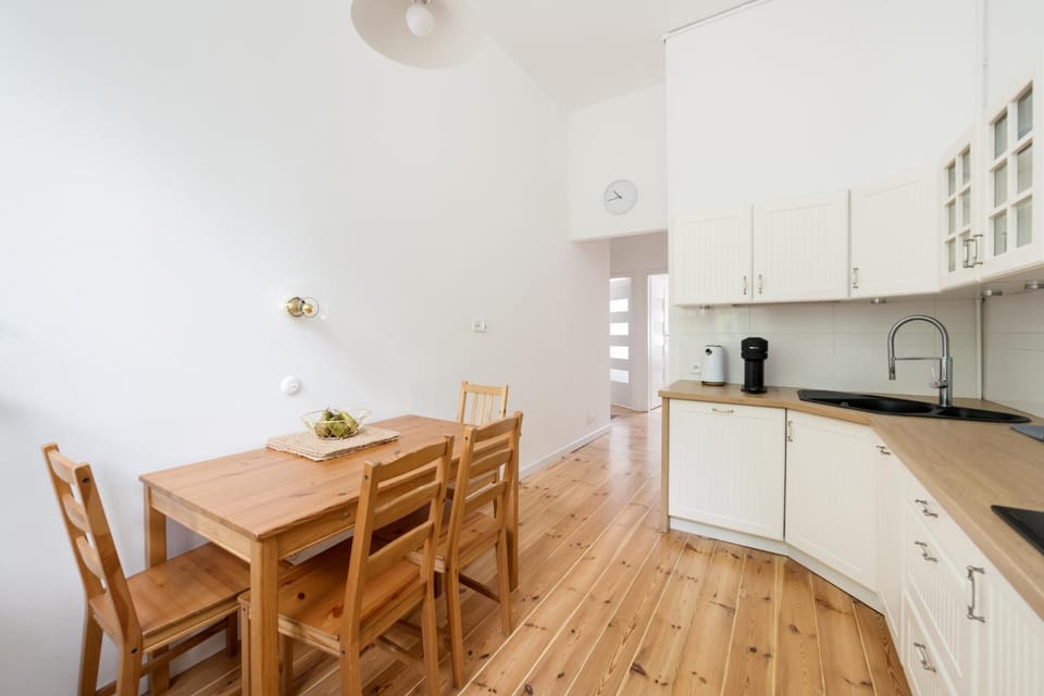 Coffee/tea facilities, Dining area, microwave, stove, kitchen
