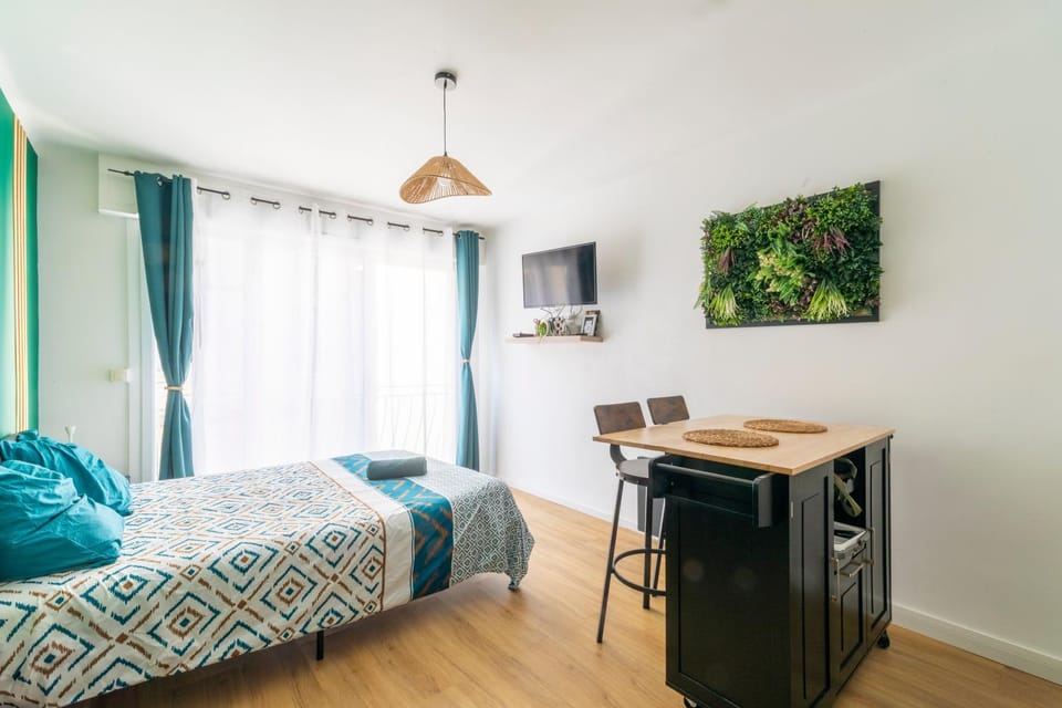 Bed, TV and multimedia, Decorative detail, kitchen